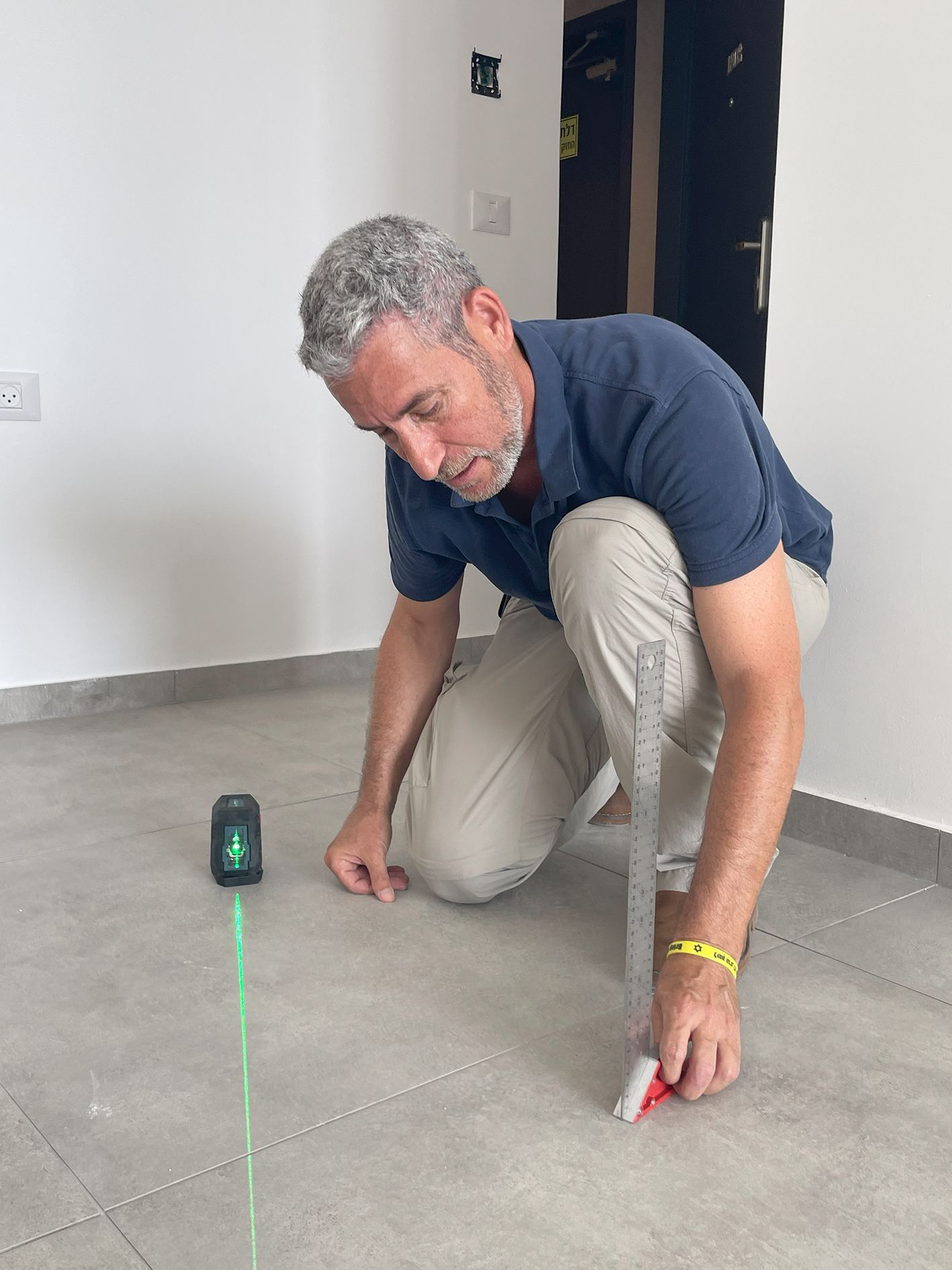 רועי בודק ריצוף