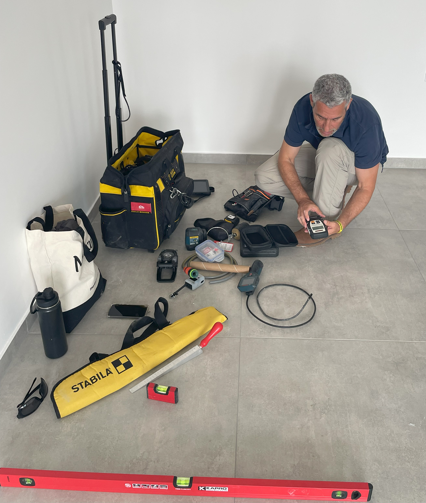 רועי קמרון עם הציוד עבודה